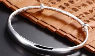 宝宝银手镯变形了怎么办 让孩子变笨的银手镯